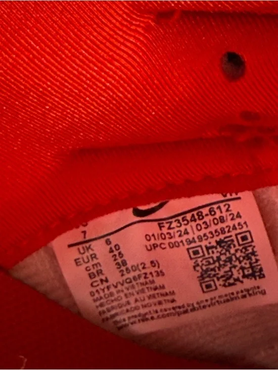 Nike Red Low-Top Heart Logo Sneakers - Picture 5 of 6